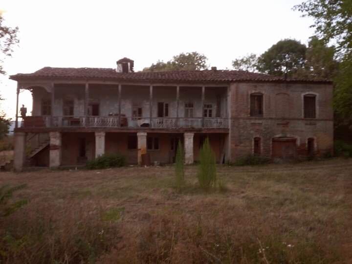 Здание с марани